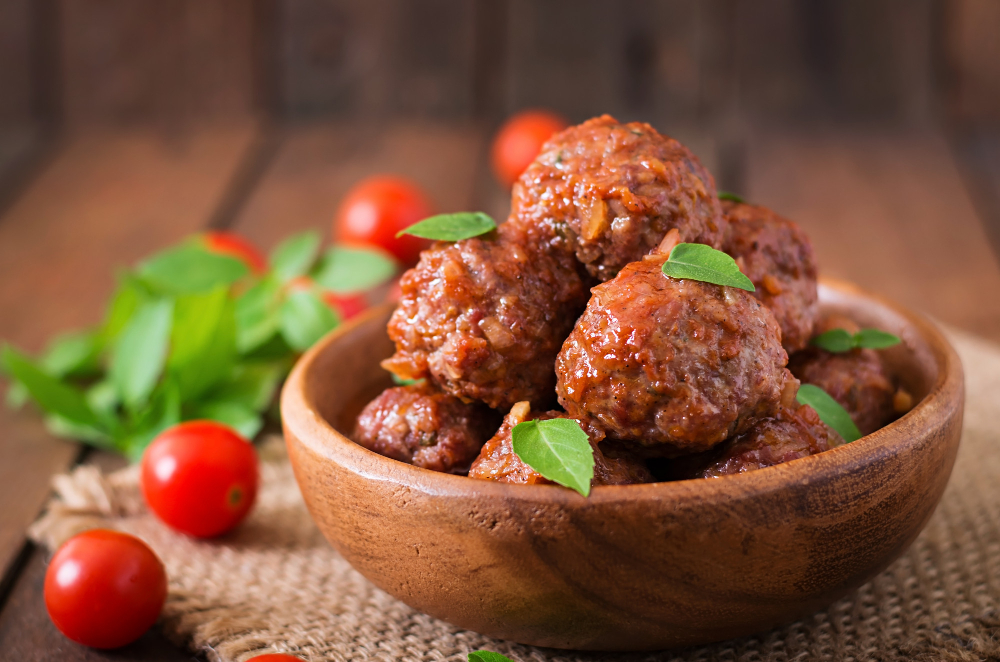 albondigas-salsa-tomate-agridulce-albahaca-tazon-madera
